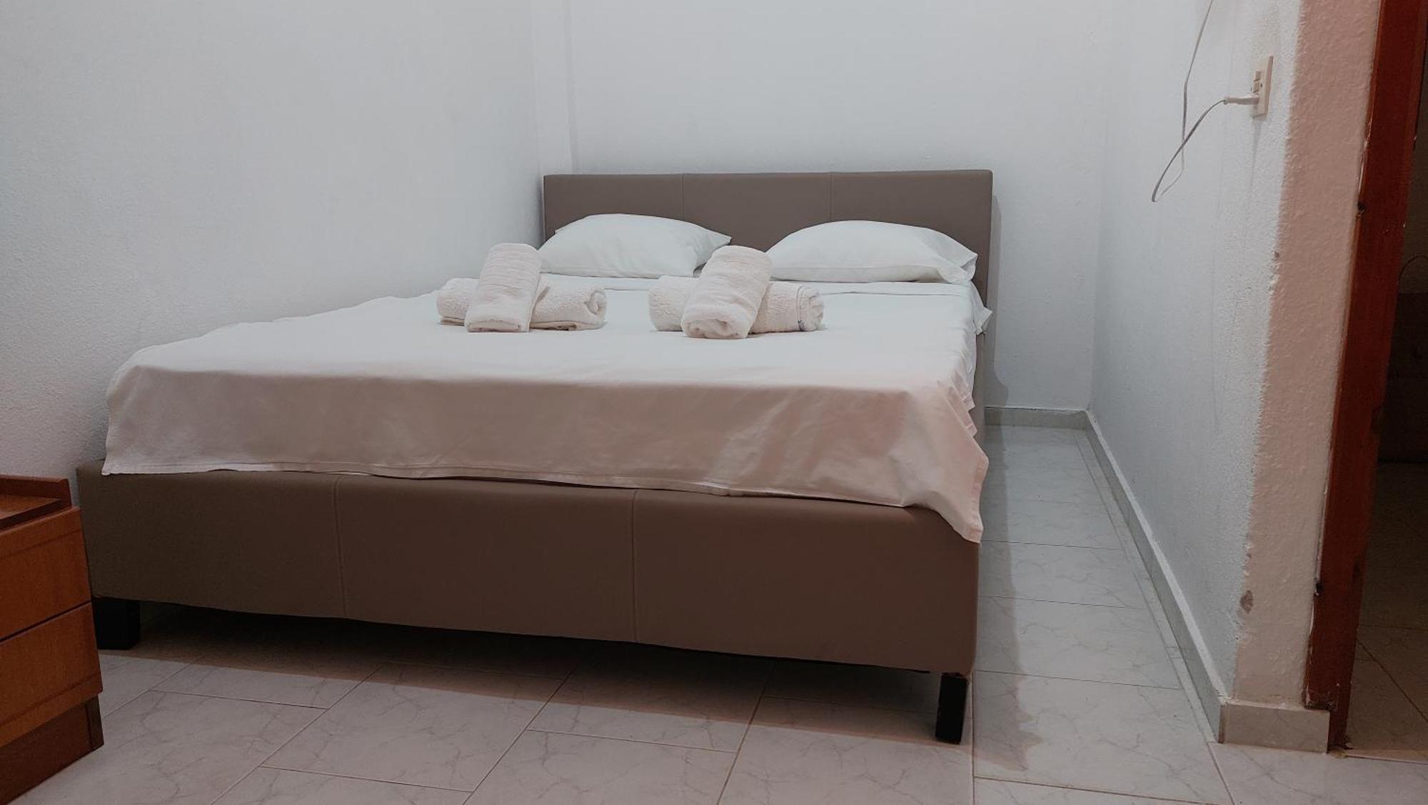 Alexandra Apartment *